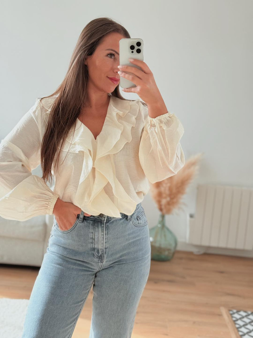 Blouse beige à volant
