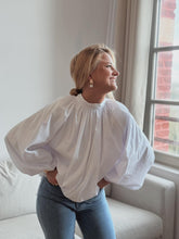 Charger l'image dans la galerie, Blouse ouverte dans le dos

