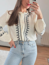 Charger l&#39;image dans la galerie, Blouse imprimé bleu sur le devant
