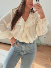 Charger l&#39;image dans la galerie, Blouse beige à volant
