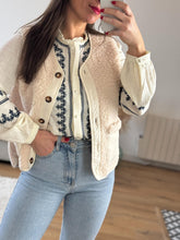 Charger l&#39;image dans la galerie, Blouse imprimé bleu sur le devant
