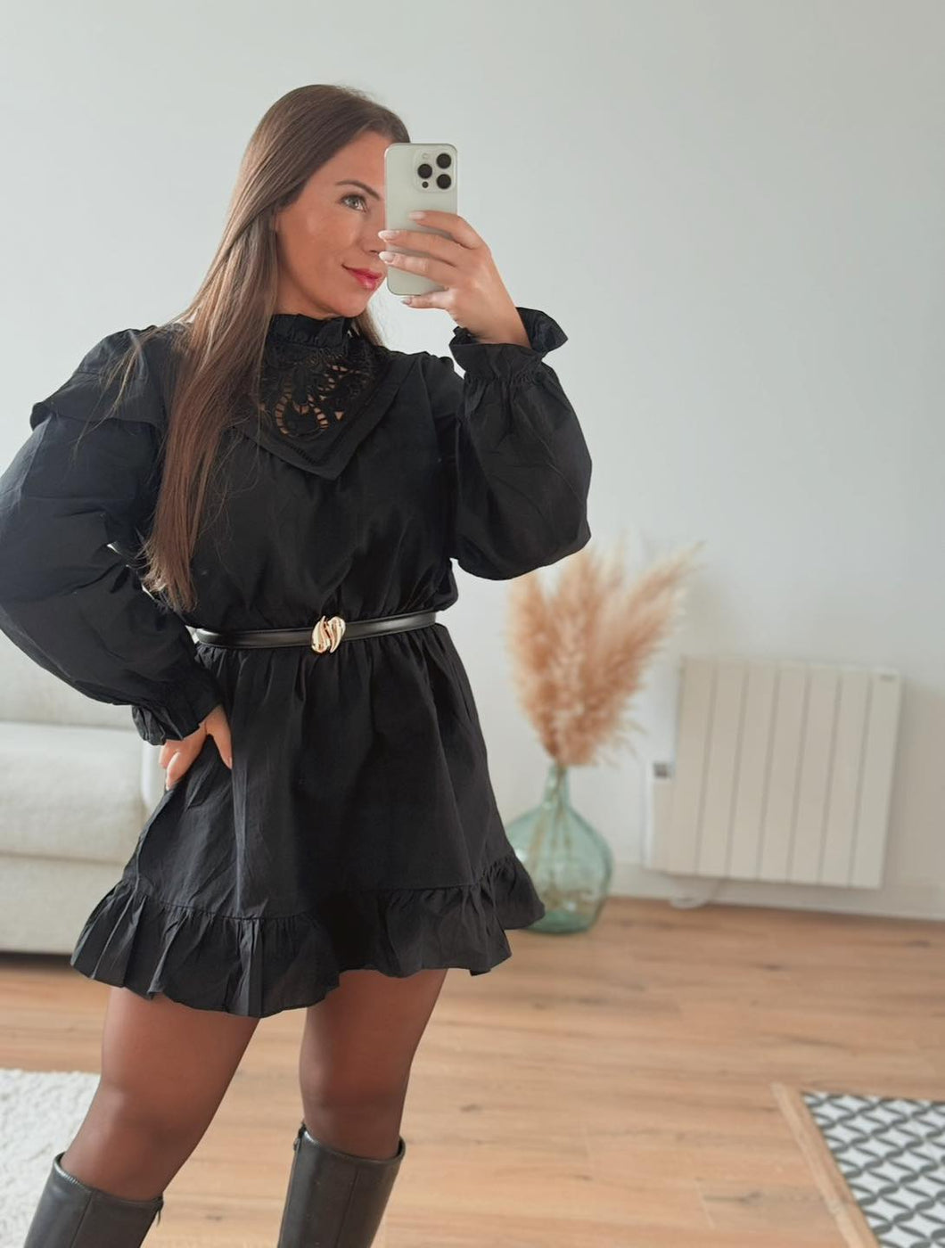 Robe noire broderie sur le devant