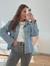 Charger l&#39;image dans la galerie, Sur chemise en jean
